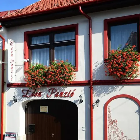 Eden Panzio Bed and Breakfast Έγκερ
